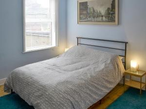 シェリンガムにあるThe Seahorses - Ukc1067のベッドルーム(ベッド1台、窓付)