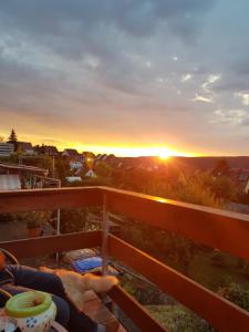 耶拿的住宿－Unter dem Fuchsturm，从房子的阳台上欣赏日落