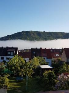 una vista de una ciudad con nubes en el fondo en Unter dem Fuchsturm, en Jena