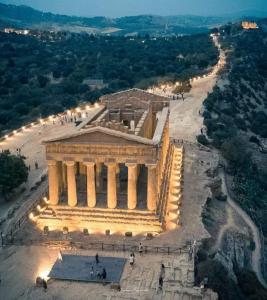 an aerial view of the parthenon inhenshenshenshens attractions at Casa del Corso Ribera in Ribera