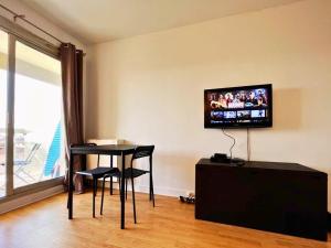 TV a/nebo společenská místnost v ubytování Corti - Studio Hypercentre - Grand Balcon - Fibre #SirDest