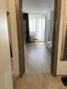 - un couloir d'une chambre avec un lit et une table dans l'établissement Bega Cirumvalatiunii One Room Apartment- 4, à Timişoara