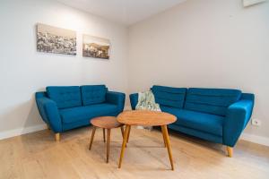 sala de estar con sofá azul y mesa en Apartamento junto al ayuntamiento de Santander, en Santander