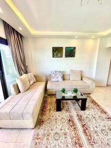 ein Wohnzimmer mit einem Sofa und einem Couchtisch in der Unterkunft Alexandria Luxury Apartments Gleem 2 Direct Sea View in Alexandria