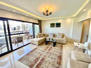 ein Wohnzimmer mit einem Sofa und einem Tisch in der Unterkunft Alexandria Luxury Apartments Gleem 2 Direct Sea View in Alexandria