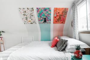 uma cama num quarto com pinturas na parede em Croft Tiger em Bristol