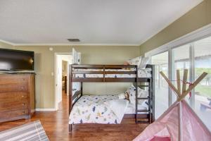 Postel nebo postele na pokoji v ubytování Mineola Lake House with Dock and Fire Pit!