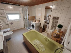 Ένα μπάνιο στο Michas Lahn Ferienwohnung