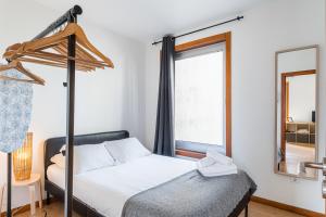 En eller flere senge i et værelse på Coreto Apartment