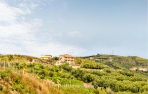 - un village sur une colline avec des maisons dans l'établissement 3 Bedroom Beautiful Apartment In Bonifati, à Bonifati