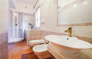 La salle de bains est pourvue d'un lavabo, de toilettes et d'un miroir. dans l'établissement 3 Bedroom Beautiful Apartment In Bonifati, à Bonifati