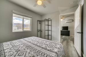 1 dormitorio con cama y ventana en Updated Hawthorne Apartment, 12 Mi to Walker Lake! en Hawthorne
