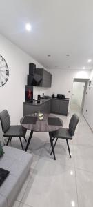 Kuchyňa alebo kuchynka v ubytovaní Apartman Julija 1