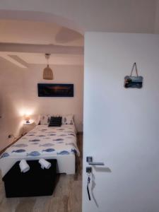 sypialnia z łóżkiem i drzwiami do pokoju w obiekcie B&B Scilla Mare w mieście Scilla