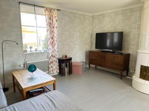 TV a/nebo společenská místnost v ubytování Nice holiday home in Balsta