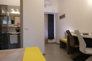 LeNotti Verona في فيرونا: غرفة معيشة مع طاولة وكراسي صفراء