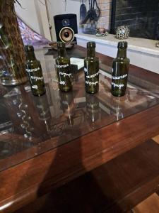 cuatro botellas sentadas sobre una mesa en Spiros Corfu Apartment, en Kanálion