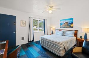 Ένα ή περισσότερα κρεβάτια σε δωμάτιο στο Surf & Sand Inn