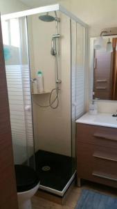 La salle de bains est pourvue d'une douche, de toilettes et d'un lavabo. dans l'établissement Paradis V - 150m from the beach - Self check-in 24h, à Moncofa