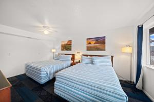 Postel nebo postele na pokoji v ubytování Surf & Sand Inn