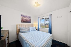 Postel nebo postele na pokoji v ubytování Surf & Sand Inn