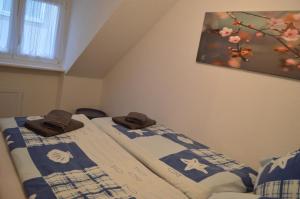 a bedroom with a bed with two towels on it at Ferienwohnung Meersburg 30m vom Bodensee in Meersburg