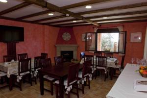 A restaurant or other place to eat at Casa Rural La Canchalera