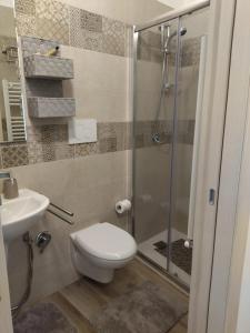 La salle de bains est pourvue d'une douche, de toilettes et d'un lavabo. dans l'établissement Casa Lucia, à Bari
