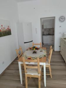 - une cuisine et une salle à manger avec une table et des chaises dans l'établissement Casa Lucia, à Bari