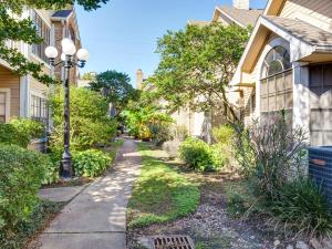 a street light in a yard of houses at Lovely 2 bedroom, 1 bath condo with pools and gym. in Houston