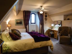sypialnia z łóżkiem, biurkiem i oknem w obiekcie Lonsdale Villa Retreat w mieście Penrith