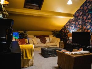 TV a/nebo společenská místnost v ubytování Lonsdale Villa Retreat