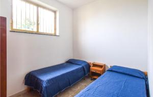 Zimmer mit 2 Betten und einem Fenster in der Unterkunft Stunning Apartment In Cessaniti With 2 Bedrooms in Cessaniti