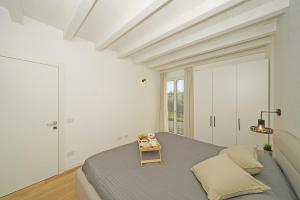 A bed or beds in a room at La Cittadella P1-14 by Wonderful Italy Még 37 kép