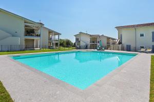 einen Pool im Hinterhof einer Villa in der Unterkunft La Cittadella P1-14 by Wonderful Italy in Manerba del Garda