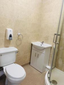 a bathroom with a toilet and a sink and a shower at En-suites Rooms in Northampton in Moulton