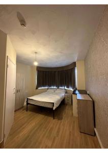 MoultonにあるEn-suites Rooms in Northamptonのベッドルーム1室(ベッド1台、窓付)