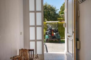 una puerta abierta a un patio con un carrito de golf en Naturaleza, Playa, Montaña, Golf, en Bonmont Terres Noves