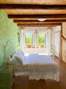 Кровать или кровати в номере Casa delle Arti Fattoria dei fiori