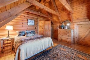 1 dormitorio con 1 cama en una cabaña de madera en Rustic Elegance, en Boone