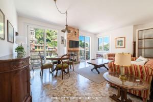 ein Wohnzimmer mit einem Sofa und einem Tisch in der Unterkunft Casa Cristina by PortofinoVip in Portofino