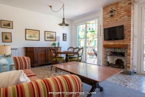 ein Wohnzimmer mit einem Tisch und einem Kamin in der Unterkunft Casa Cristina by PortofinoVip in Portofino