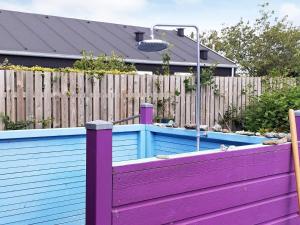 une clôture violette et bleue devant une maison dans l'établissement Holiday home Malling VI, à Malling