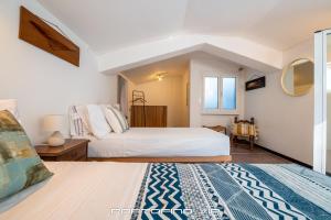 1 Schlafzimmer mit 2 Betten und einem Fenster in der Unterkunft Casa Cristina by PortofinoVip in Portofino