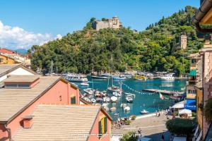 Blick auf einen Hafen mit Booten im Wasser in der Unterkunft Casa Cristina by PortofinoVip in Portofino