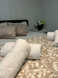ein Bett mit Kissen und einer Decke darauf in der Unterkunft MSK Rotonda Studio 1 in Thessaloniki