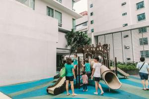 un groupe de personnes jouant sur une aire de jeux dans l'établissement Meta @ Swiss Garden Residence KL Bukit Bintang, à Kuala Lumpur 2 autres photos