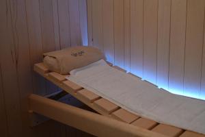 Una cama en una sauna con una almohada. en Palace Eight - Suites & Spa en Cosenza