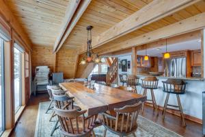 een eetkamer met een grote houten tafel en stoelen bij Rustic Truckee Cabin with Donner Lake Views! in Truckee