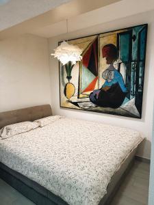 Bett in einem Zimmer mit Wandgemälde in der Unterkunft Apartment Picasso Selce in Selce